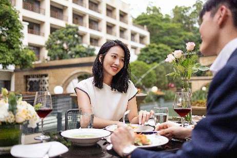 图片包含 人, 桌子, 食物, 户外 描述已自动生成