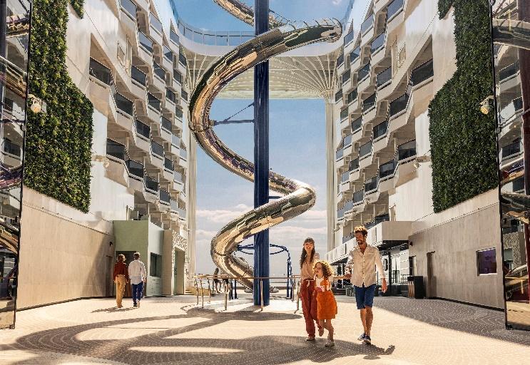 人站在建筑前

AI 生成的内容可能不正确。