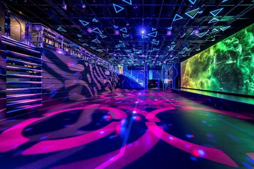 图片包含 桌子, 华美, 游戏机, 站

AI 生成的内容可能不正确。