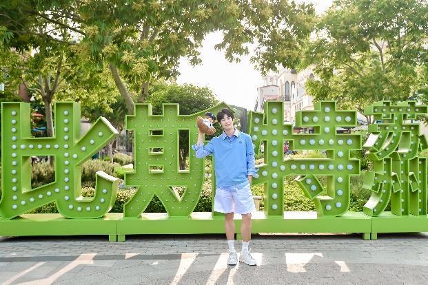 图片包含 户外, 椅子, 雕塑, 长凳 AI 生成的内容可能不正确。