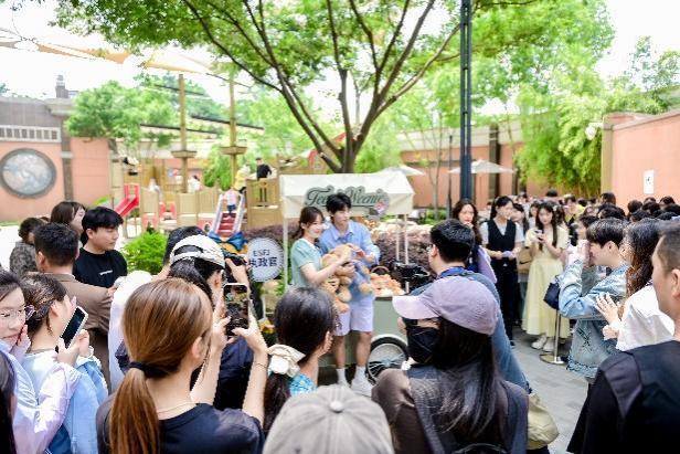 人们站在人群中 AI 生成的内容可能不正确。