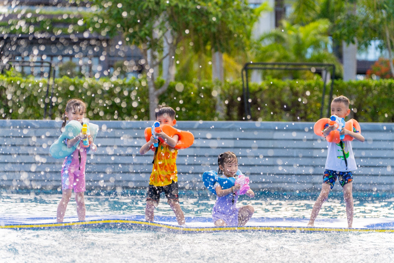 图片包含 小孩, 户外, 女孩, 小 AI 生成的内容可能不正确。