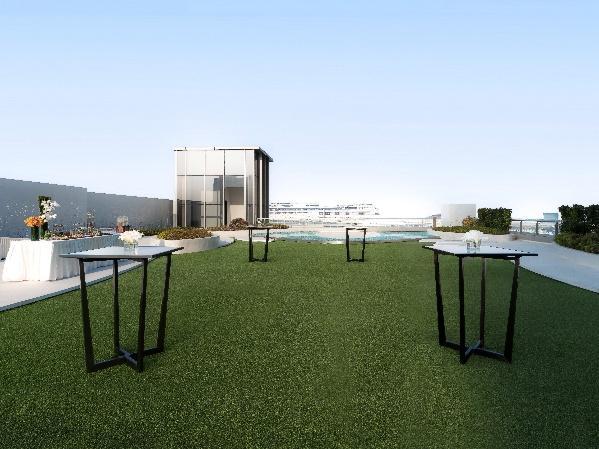 草地上的椅子旁的栏杆 AI 生成的内容可能不正确。