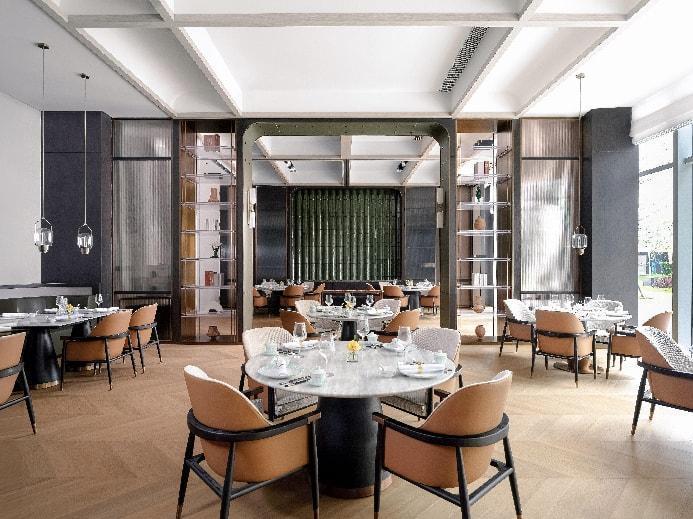 房间里有桌子和椅子 AI 生成的内容可能不正确。