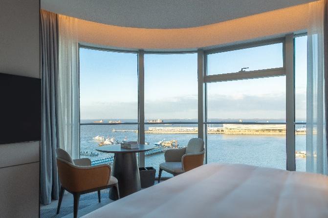 图片包含 室内, 窗户, 水, 酒店 AI 生成的内容可能不正确。