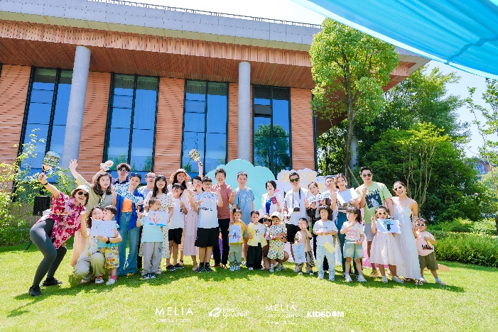 一群人站在建筑前的草地上 AI 生成的内容可能不正确。