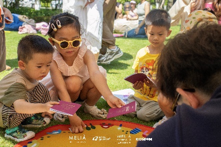 小孩们在吃东西 AI 生成的内容可能不正确。