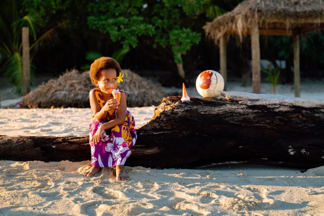 小孩站在水里 AI 生成的内容可能不正确。