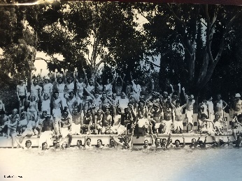 一群人在雪地上
AI 生成的内容可能不正确。