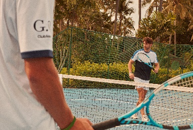 手拿球拍的男人

AI 生成的内容可能不正确。