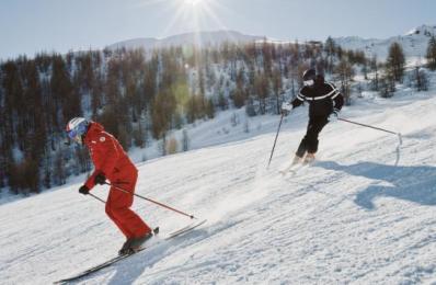 人在雪地上滑雪
AI 生成的内容可能不正确。