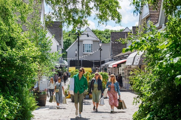 一群人在街道上行走

AI 生成的内容可能不正确。