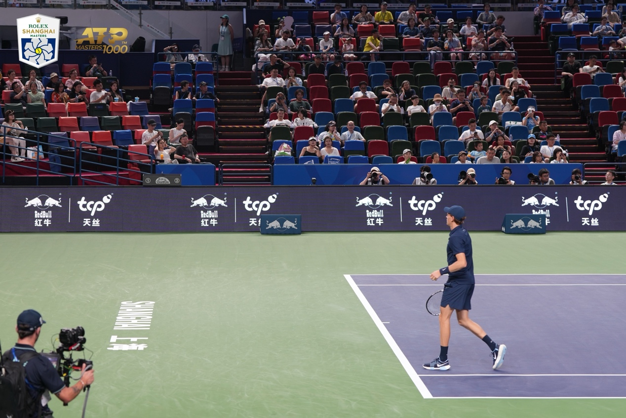 图片包含 运动, 体育, 播放器, 草 AI 生成的内容可能不正确。