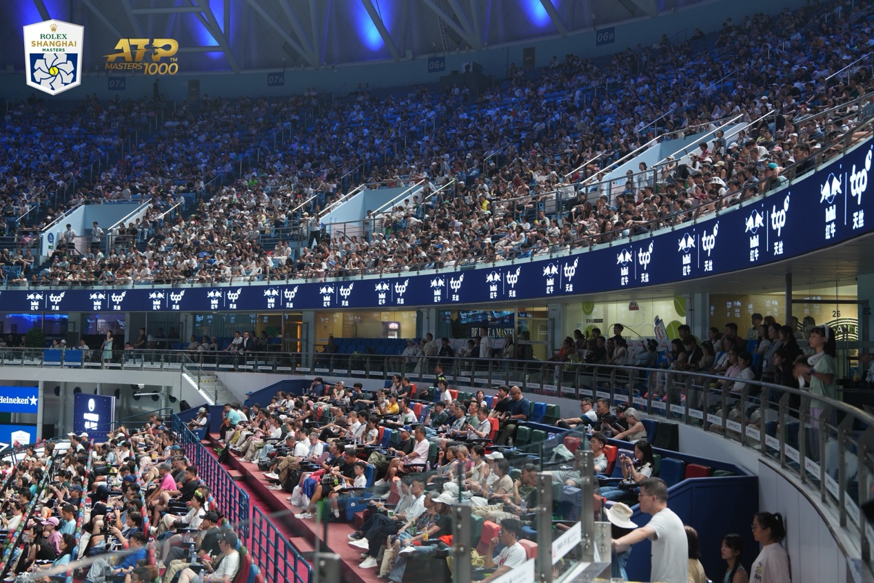 人们在看台上的人在球场上 AI 生成的内容可能不正确。