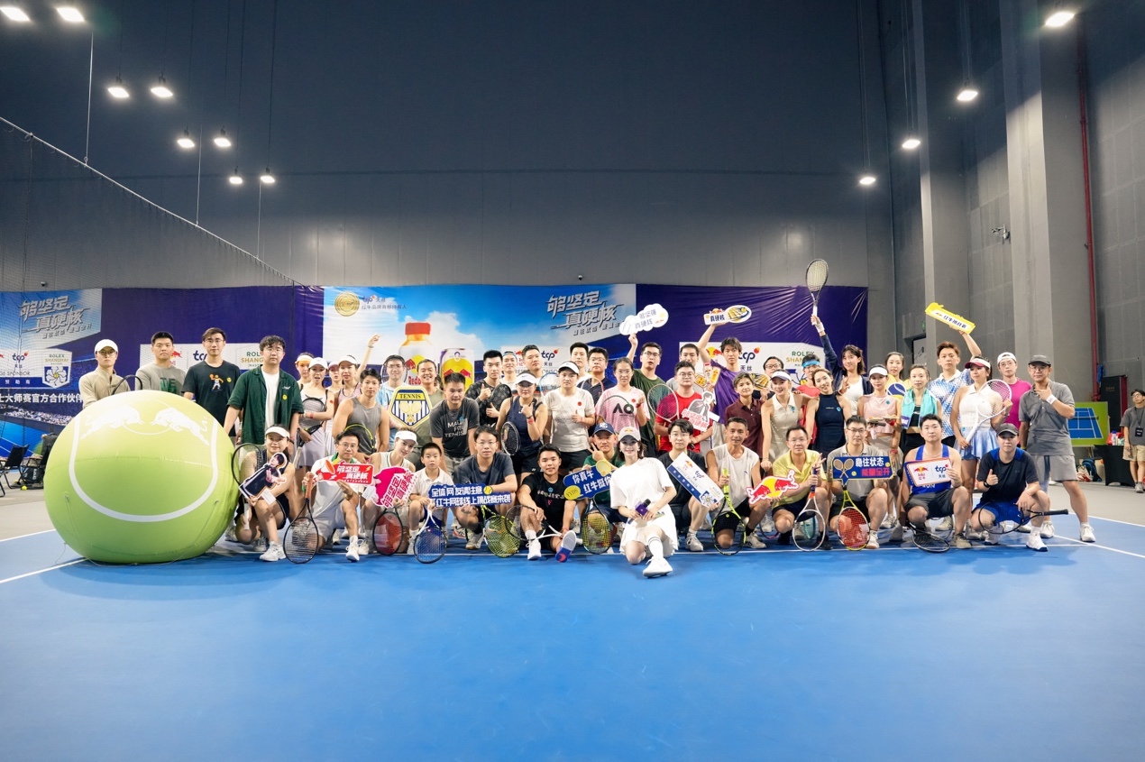 人们在看台上的人在球场上打球 AI 生成的内容可能不正确。