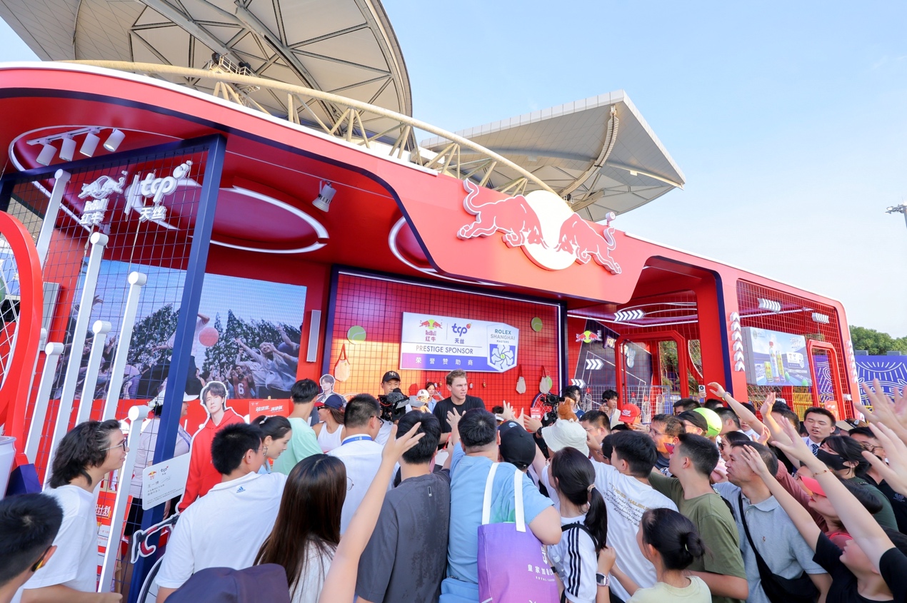 人们在看台上的人在街道上游行 AI 生成的内容可能不正确。