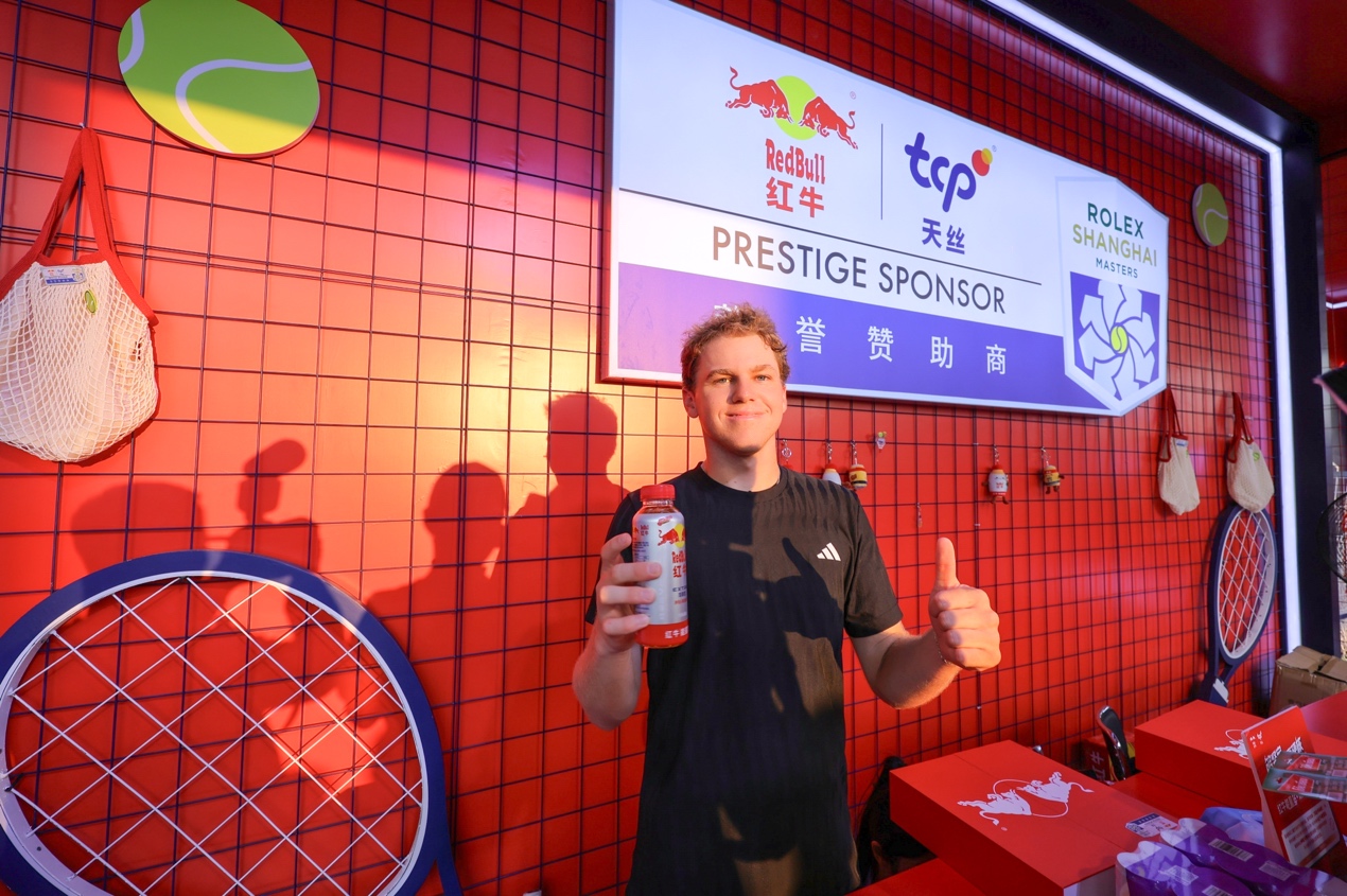 图片包含 人, 男人, 体育, 橙子 AI 生成的内容可能不正确。