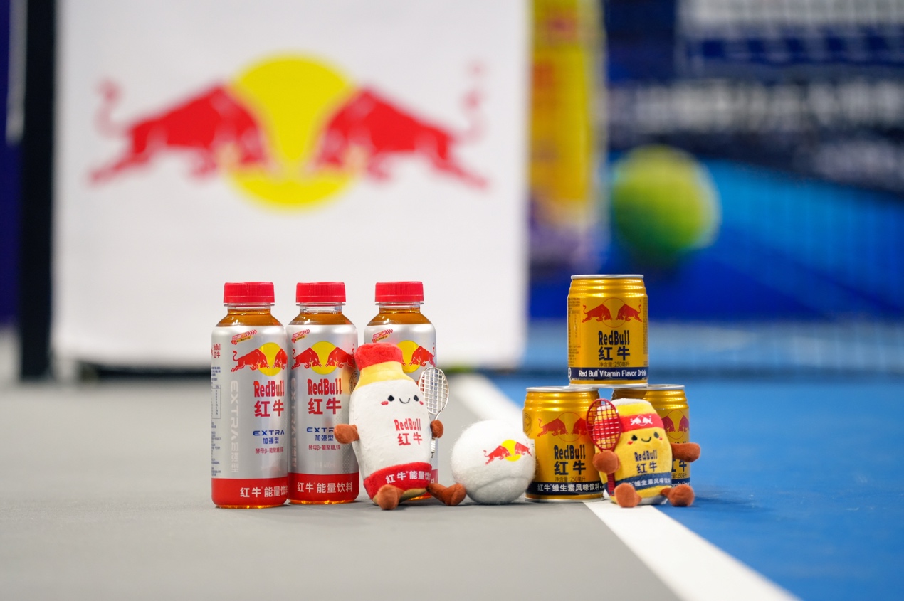 桌子上放了不同类型的玩具 AI 生成的内容可能不正确。