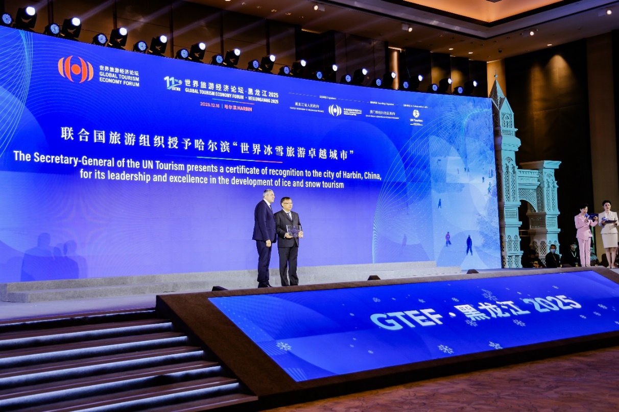 图片包含 室内, 建筑, 桌子, 男人 AI 生成的内容可能不正确。