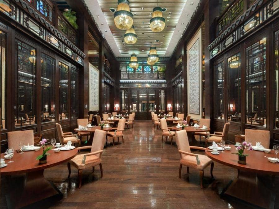 房间里的餐厅 AI 生成的内容可能不正确。