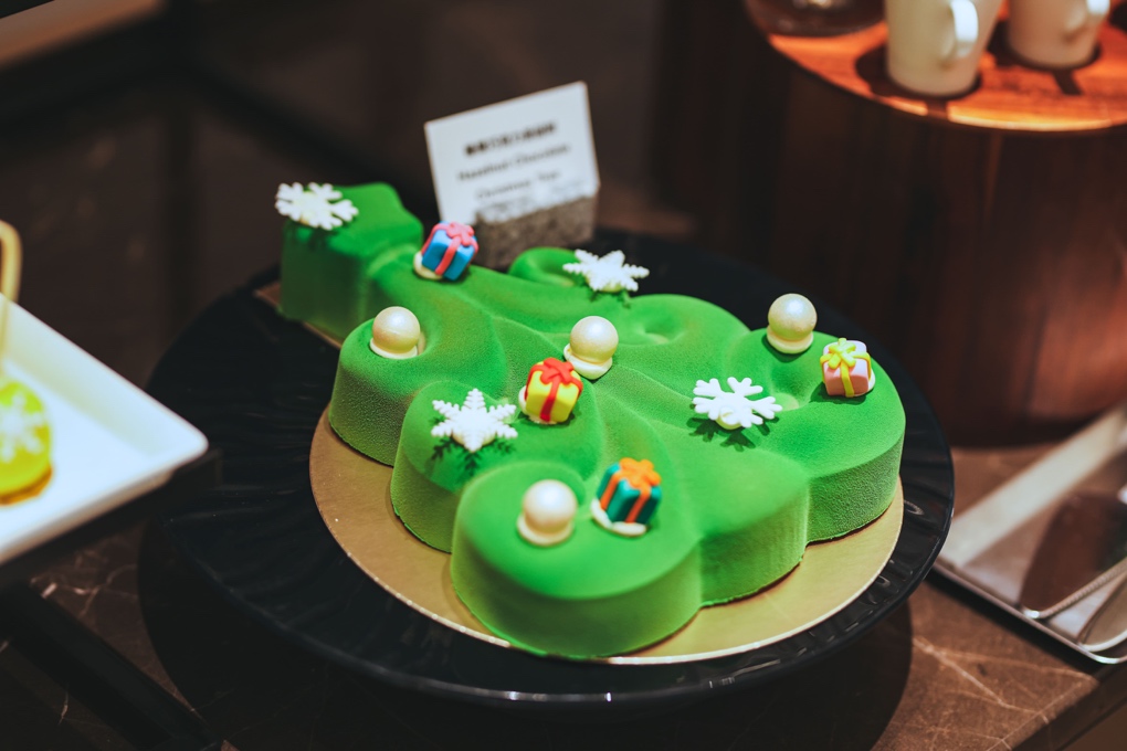 桌子上的绿色蛋糕

AI 生成的内容可能不正确。