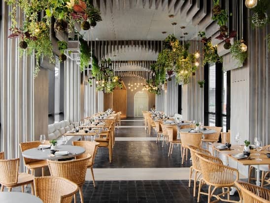 桌子上摆放着许多椅子

AI 生成的内容可能不正确。