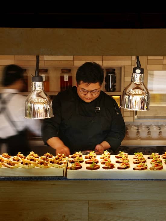 桌子上放着许多甜甜圈

AI 生成的内容可能不正确。