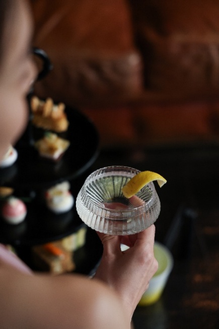 A person holding a drink

Description automatically generated