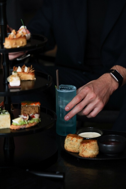 A hand holding a drink

Description automatically generated