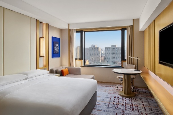 S:\Sales-Marcom\SHAHR\2026 Hotel Photo\2026酒店官方照片（万豪集团官方摄影师拍摄）\Small JPG\Rooms 客房\Deluxe King Room Bedroom 1.jpg